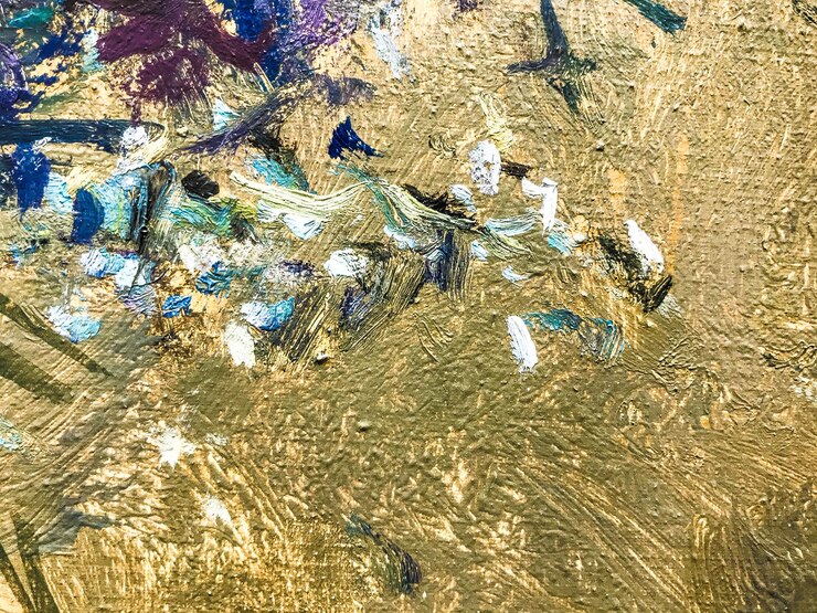 Photo 古い金属表面に青緑色のペンキの明るい筋があり、絵のように美しい錆びや傷があります