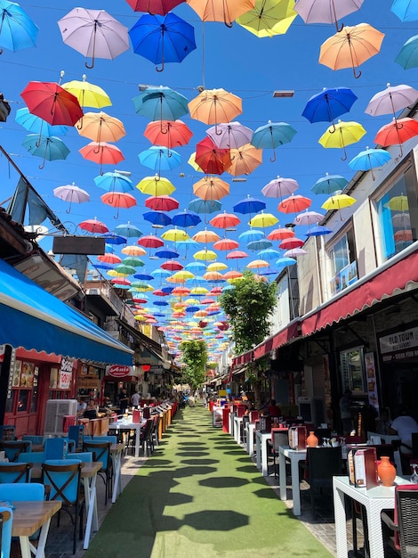 カラフルな傘のポジティブな通りの装飾と明るい通り