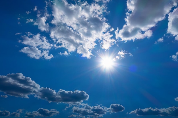 青空の自然な背景に明るい太陽