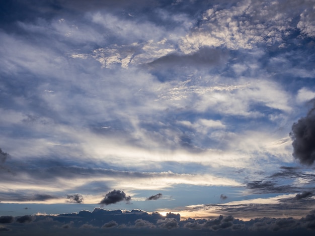 Foto sole splendente nel cielo azzurro con nuvole scure