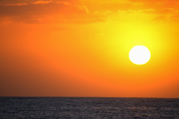 日没時の海の上の明るい太陽サルデーニャ島イタリアで撮影