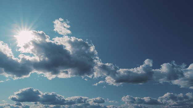 晴れた日が雲とともに輝く 晴れた日の光は雲とともで輝く 青い空の青い空 雲と太陽とともに