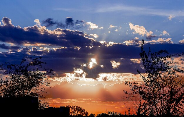 雲の間の明るい夕日x9xA