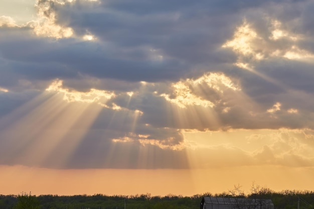 明るい夕焼け空の背景