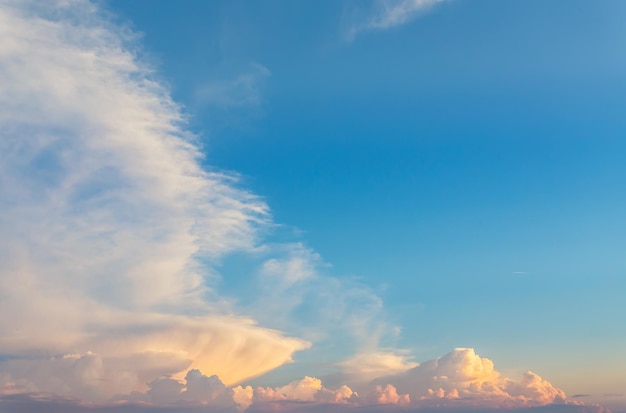 明るい夕焼け空の背景