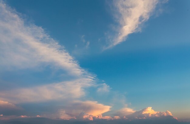 明るい夕焼け空の背景