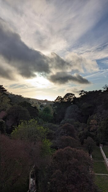 Photo bright sunset through the clouds over a large park in the tourist part of sintra in the lisbon distr