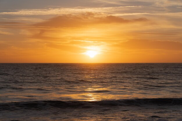 Photo bright sunset with large yellow sun under the sea surface