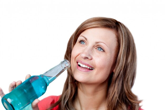 Яркая женщина, пить синий напиток