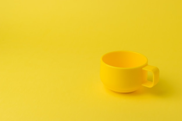 Фото Ярко-желтый круг на ярко-желтом фоне. стиль минимализм.