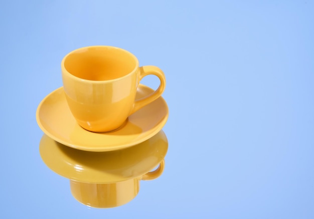 Foto coppa e piatto giallo brillante per il caffè e il tè copia spazio per il testo