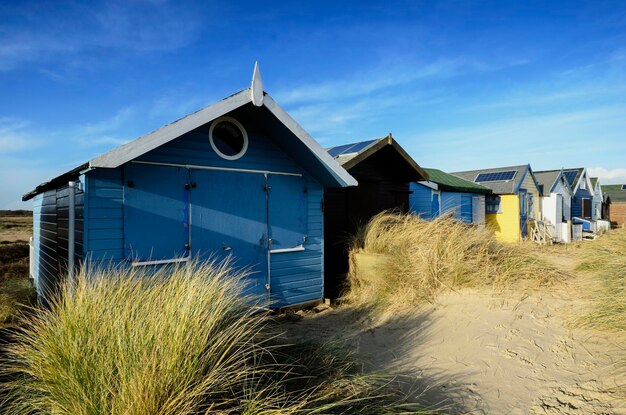 Foto capanne da spiaggia dai colori vivaci