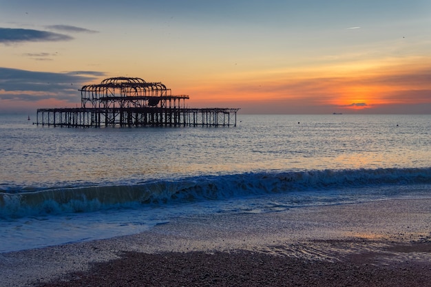 Brighton, East Sussex/UK - 26 januari: Uitzicht op de verlaten West Pier in Brighton East Sussex op 26 januari 2018