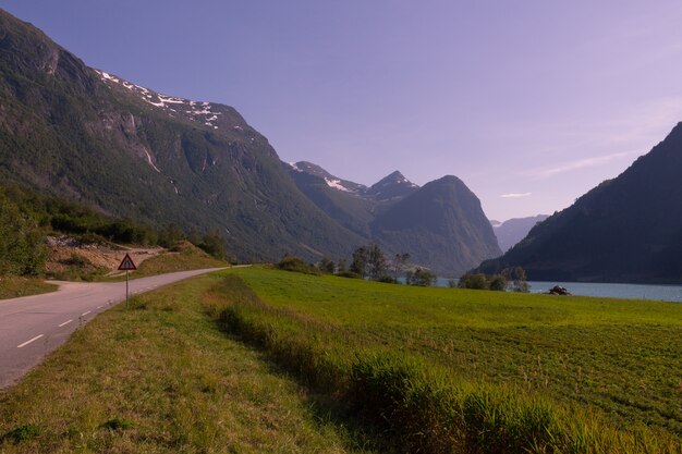 Briksdalsbreen vallei vanuit de lucht, bij de gemeente Stryn in Noorwegen.