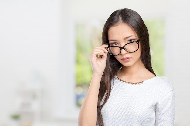 Bril brillen vrouw gelukkig portret camera kijken