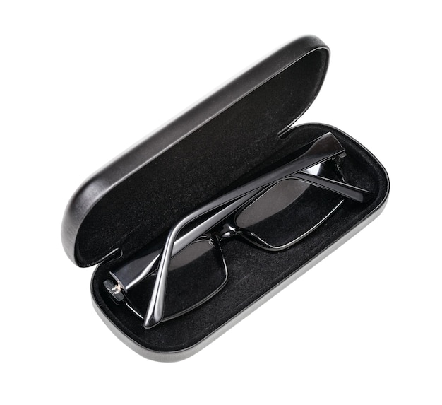 Bril in zwarte brillenkoker geïsoleerd op wit