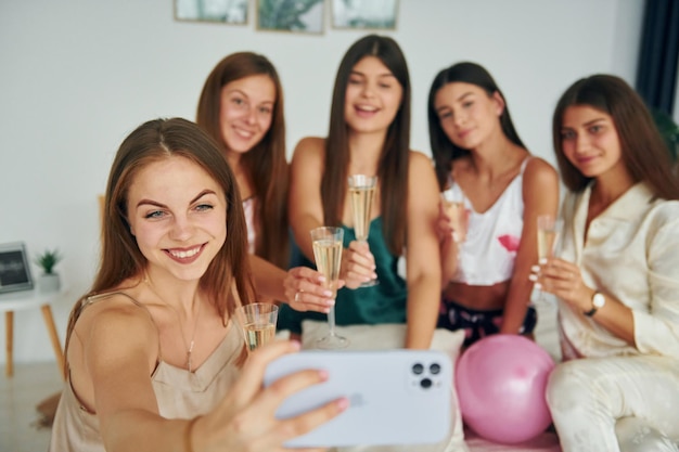 Bril met drankje vasthouden Groep gelukkige vrouwen die op een vrijgezellenfeest zijn