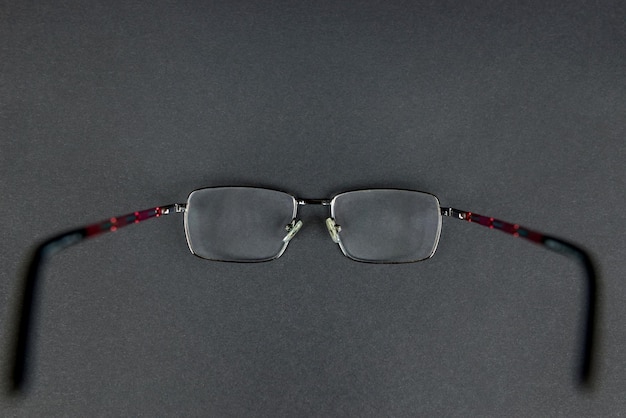 Bril op een zwarte achtergrond Bril om het gezichtsvermogen te verbeteren