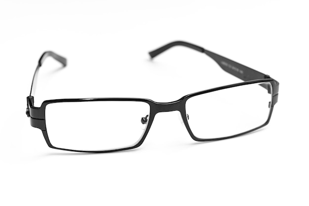 Bril voor oogcorrectie in zwart frame op een witte achtergrond reclame voor de optiekwinkel en oogartsdiensten modeaccessoire