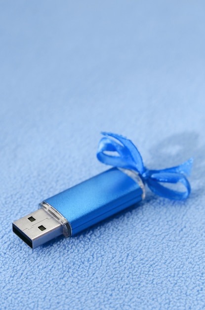 Briljante blauwe USB-flashgeheugenkaart met een blauwe strik
