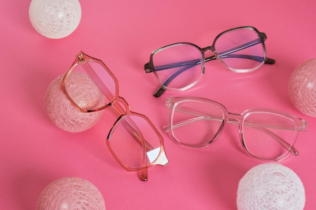 Brillen op felroze achtergrond trendy brilmonturen kopiëren ruimte