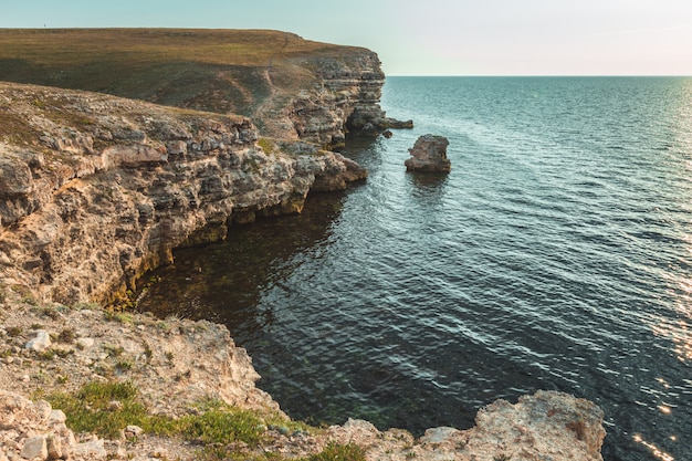 Блестящие каникулы назначения пляж восход и морские скалы