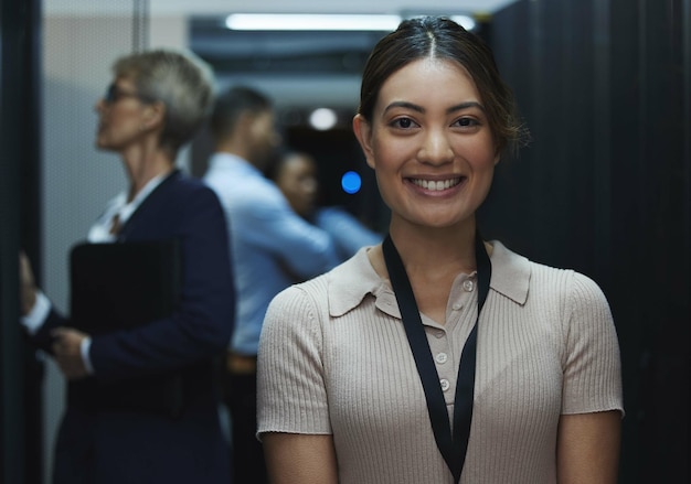 明日は盛り上がりますサーバールームで働く若い美女のポートレート