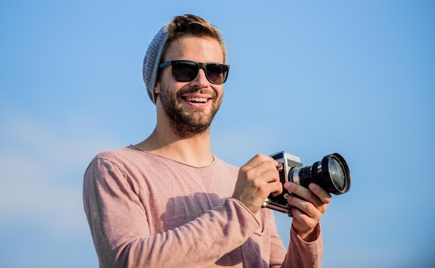 すべての写真マッチョな男とカメラ旅行で喜びをもたらすカメラの男性のファッションスタイルを見てトレンディなキャプチャアドベンチャージャーナリストの写真家眼鏡でセクシーな男観光記者