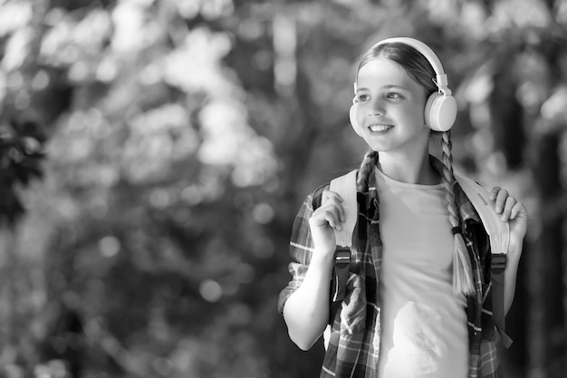소리로 즐거움을 더하다 어린아이는 자연 야외에서 음악을 듣다 HiFi 스테레오 사운드 신기술 현대 생활 여름 방학 여행과 방랑벽 사운드 카피 공간으로 추억을 더하다