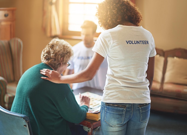 Привнесение радости в их жизнь Кадр волонтеров, работающих с пожилыми людьми в доме престарелых
