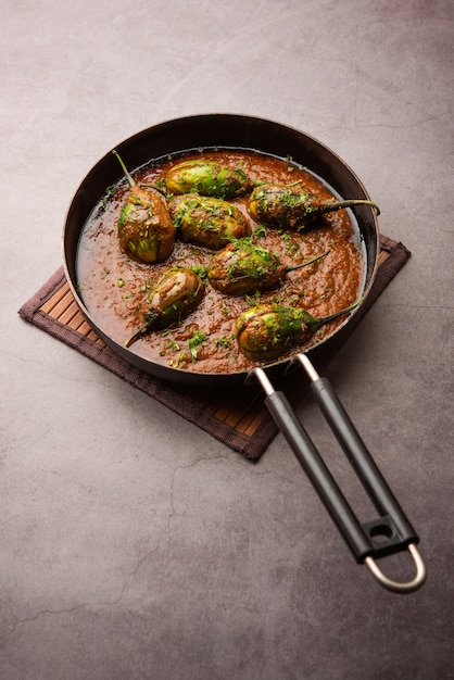 Brinjal curry ook bekend als pittige baingan of aubergine masala, een populair hoofdgerecht recept uit India geserveerd in een kom, karahi of pan