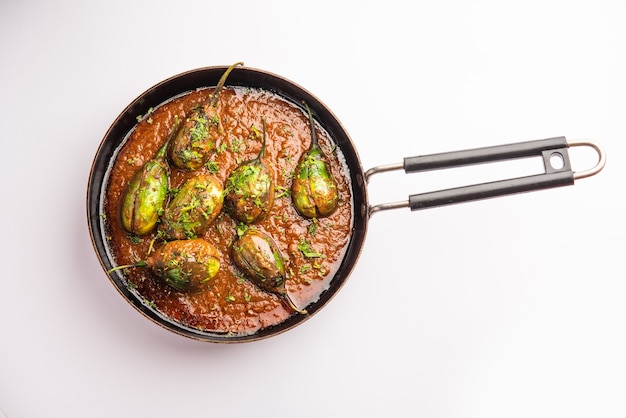 Brinjal curry ook bekend als pittige baingan of aubergine masala, een populair hoofdgerecht recept uit India geserveerd in een kom, karahi of pan