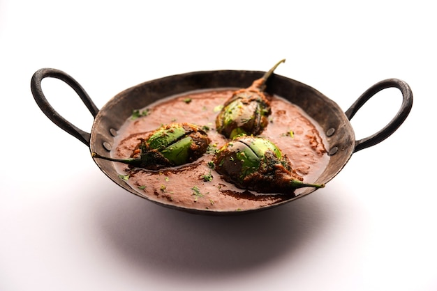 Brinjal curry ook bekend als pittige baingan of aubergine masala, een populair hoofdgerecht recept uit India geserveerd in een kom, karahi of pan