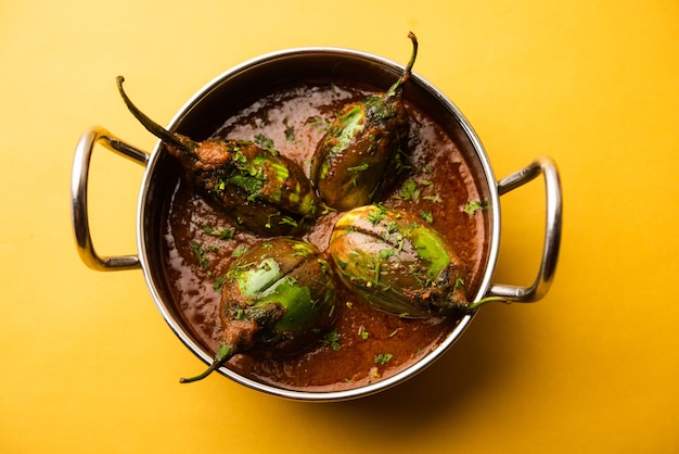 Brinjal curry ook bekend als pittige baingan of aubergine masala, een populair hoofdgerecht recept uit India geserveerd in een kom, karahi of pan