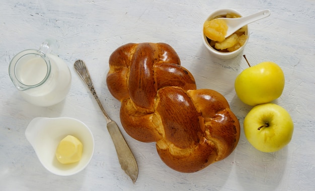 Brioche op de witte achtergrond - gezonde breackfast