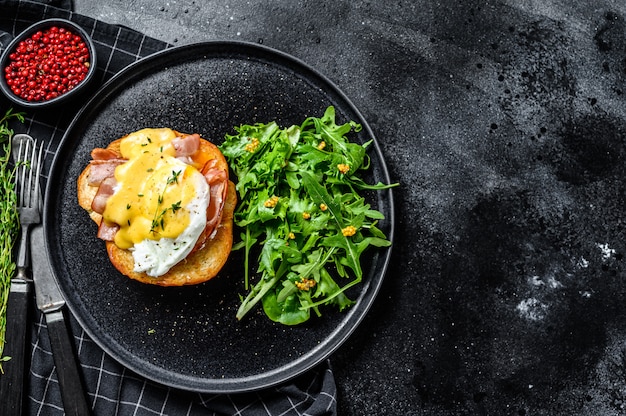 Panino alla brioche con pancetta, uovo alla benedict e salsa olandese