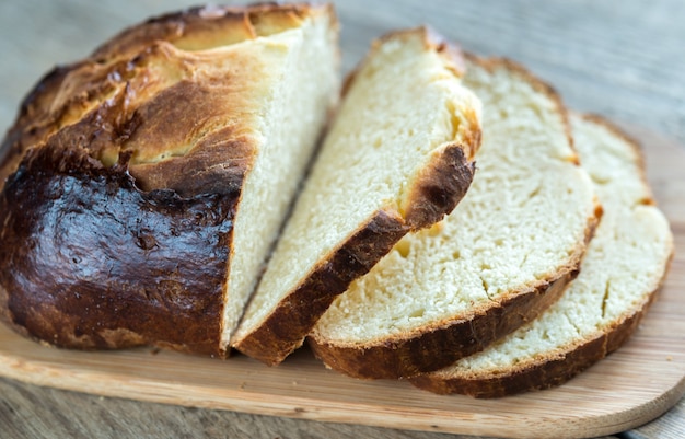 Briochebrood op de houten raad