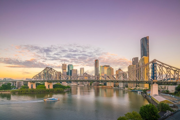 Photo brisbane city skyline and brisbane river at twilight