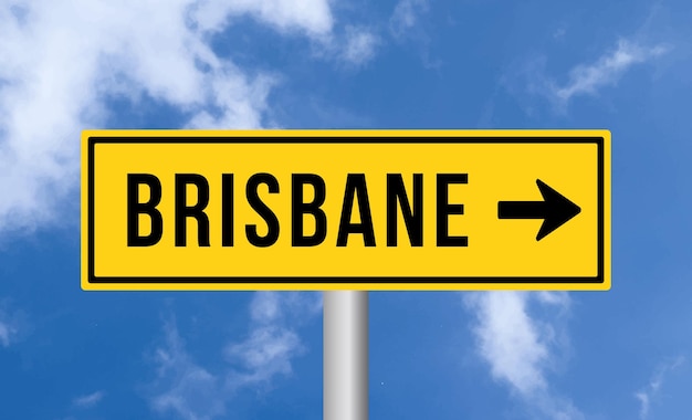 Brisbane verkeersbord op een bewolkte achtergrond