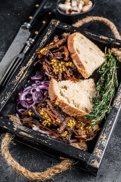 Brisket Sandwich met gerookt rundvlees in een houten bakje