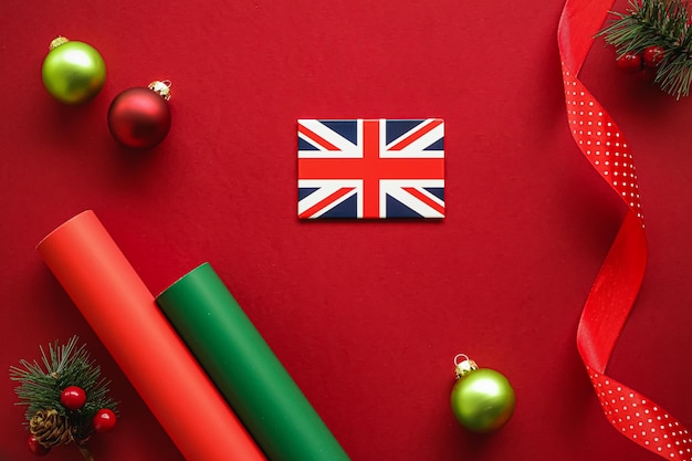 Tradizione natalizia britannica e concetto di design per le vacanze bandiera union jack della gran bretagna e ornamento di natale...