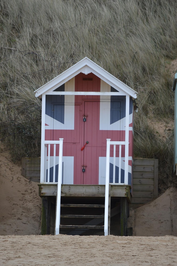 Photo british flag represented on beach hut
