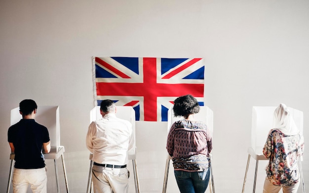 I britannici in una cabina elettorale