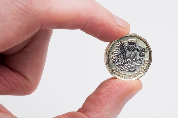 Монета британского фунта стерлингов в один фунт
