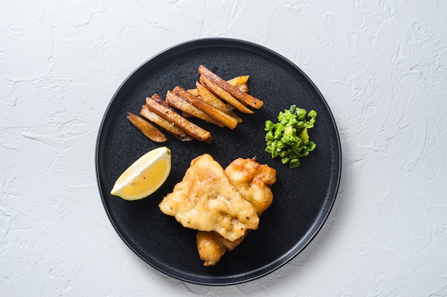 British Traditional Fish and chips met erwtenpuree, frietjes