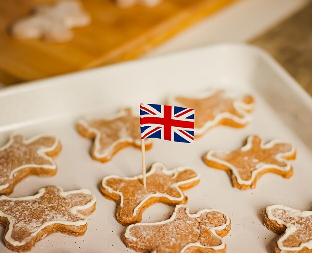 Brits vakantie- en kerstbakconcept union jack-vlag van groot-brittannië en peperkoekmannen bi ...