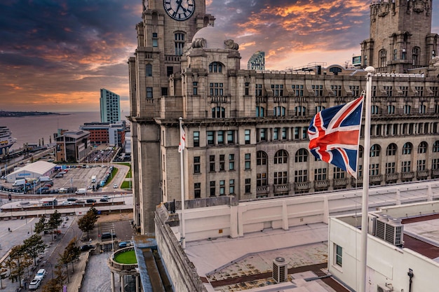 Britse Britse vlag bovenop het gebouw in Liverpool, het UK. Luchtfoto van de Britse vlag.