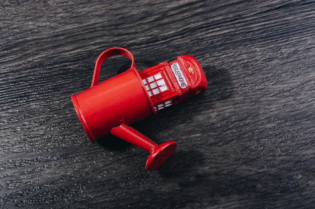 Foto britse stijl rode telefooncabine model in waterkan