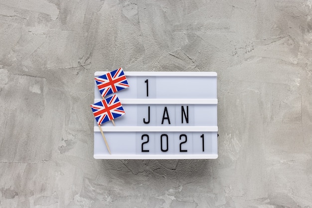 Britse vlaggen en tekst 1 januari 2021 op grijs