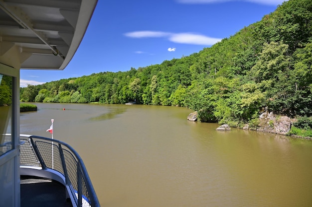 Brno Dam Uitzicht vanaf het cruiseschip Prachtig zomers landschap in Tsjechië